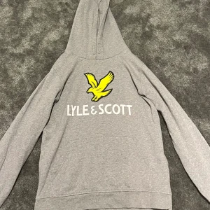 Lyle&scott hoddie  - Hejsan, jag säljer nu min lyle&scott hoddie då den inte används något mer. Skulle säga att sicket är 8/10. Det är bara att skriva vid frågor och funderingar  Skulle säga att storleken är S men kan även passa M