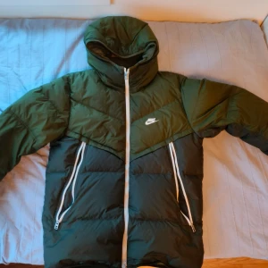 NIKE STORM-FIT PARKA WINDRUNNER - Storlek S väldigt skön, används inte längre då den är för liten. Finns en liten fläck på ryggen annars är det inga problem med den. 