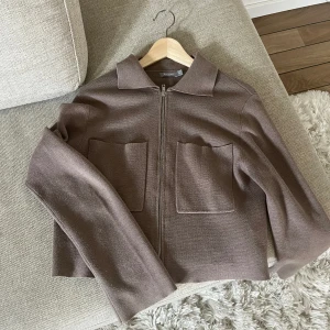 Brun dragkedjekofta - Hej! Säljer en jätte fin brun kosta med dragkedja och 2 fickor från Åhléns, Stl XS men den är Oversize🤎