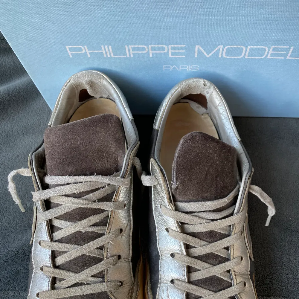 Philippe model skor i fint skick, speciellt för priset🌟 | originalstorlek: 40 kan passa upp till 41 | ingår: endast skorna defekt: vänster sko bild 2. Skor.