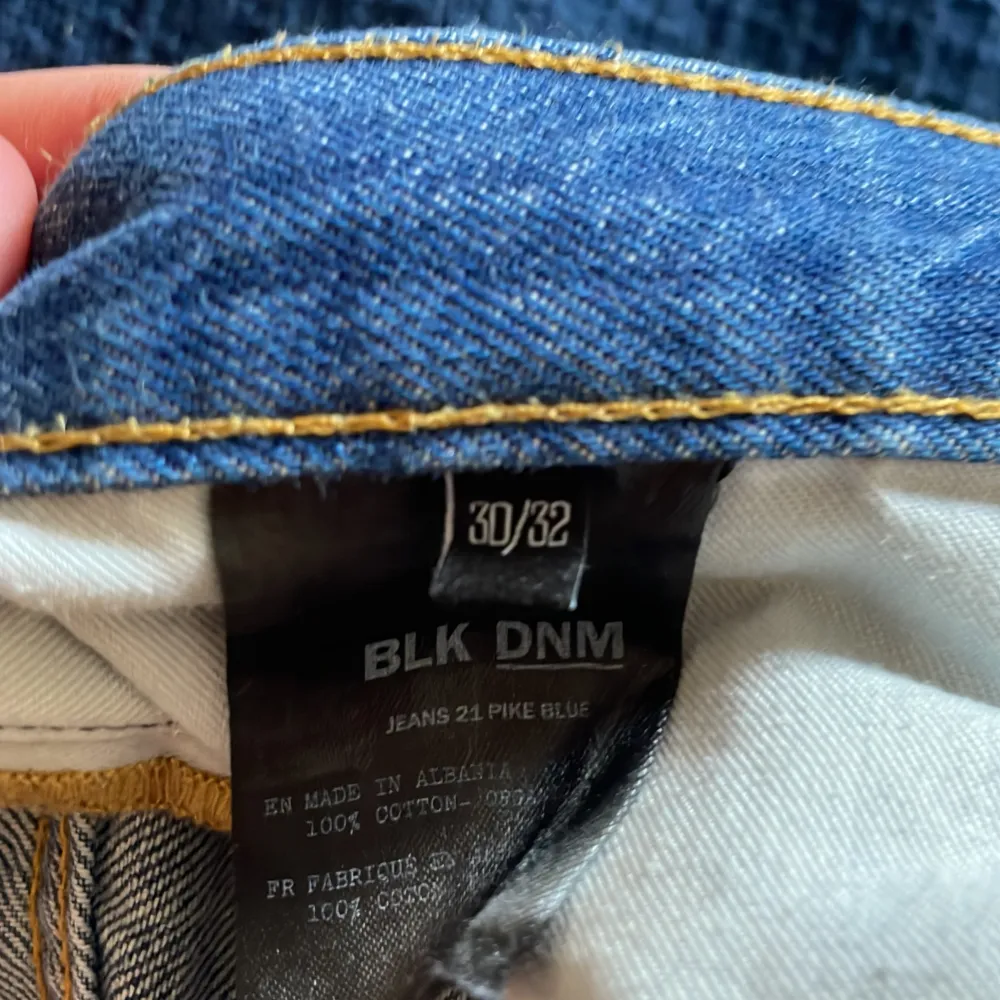 Blåa BLK DNM jeans, väldigt schyssta o snygga jeans fit: slim/regular, storlek 30/32 men dem är små i storleken så passar även 30/30 28/30 Modell 21 piké blue  Tveka inte på att skriva om du har några frågor!. Jeans & Byxor.