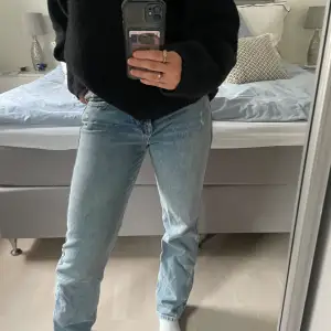 Stiliga blåa jeans i den populära mid waist straight-modellen från Zara. Knappt använda🫶🏼