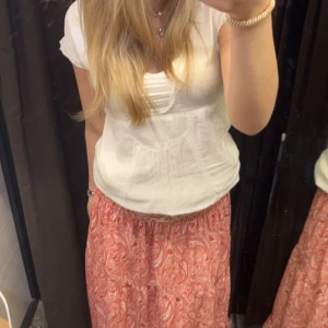 Jättesnygg kjol!! - Intressekoll på denna jätte snygga långkjolen ifrån zara som är helt slutsåld! Inga defekter! Den har resor i midjan så passar många storlekar!!