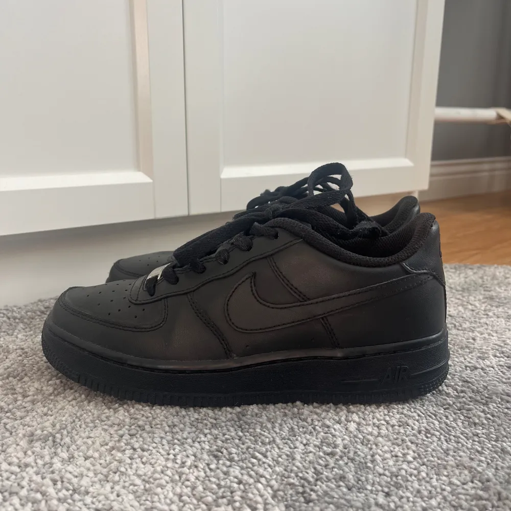 Jätte fräscha Nike sneakers   Använda fåtal gånger  Enda defekterna är snörena som man lätt kan byta ut eller tvätta 💞  Nypris 1000kr+  Pris kan diskuteras . Skor.