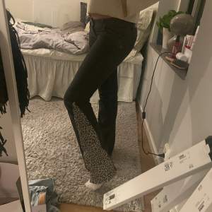 Coola jeans som är bootcut men jag har själv sytt på leopard tyg( notera att det går att sprätta bort) midjemåttet tvers över är ca 40 och Innerbenslängden 86 cm🥰