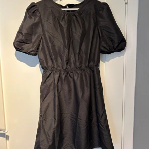 Klänning - Oanvänd klänning ifrån shein. Den är endast testad. Kom privat för fler bilder eller om du har några frågor. Priset kan diskuteras. (Lägger upp igen)