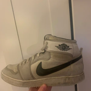 Jordan 1 High  - Ett par använda Jordans äkta Storlek 43 ganska slitna o lite smutsiga men funkar o sitter bra 