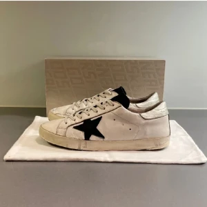 Golden goose skor - Tjena, säljer mina skitsnygga Golden goose som är snygga inför sommaren. Säljs pågrund av att jag växt ur dem