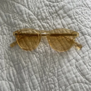 Chimi solglasögon  - Ett par snygga chimi solglasögon, perfekt till fest eller för att klä upp tråkiga outfits!! Som nya, hör av dig för fler bilder, annars använd gärna köp nu💓💓