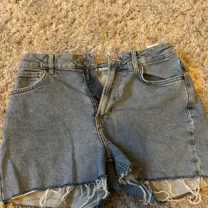  Blåa jeans shorts i storlek S från bikbok, köpta i somras och är aldrig använda. Nypris ligger på 400kr. Mitt pris: 150kr plus frakt. Kan både posta eller mötas upp i Örebro 
