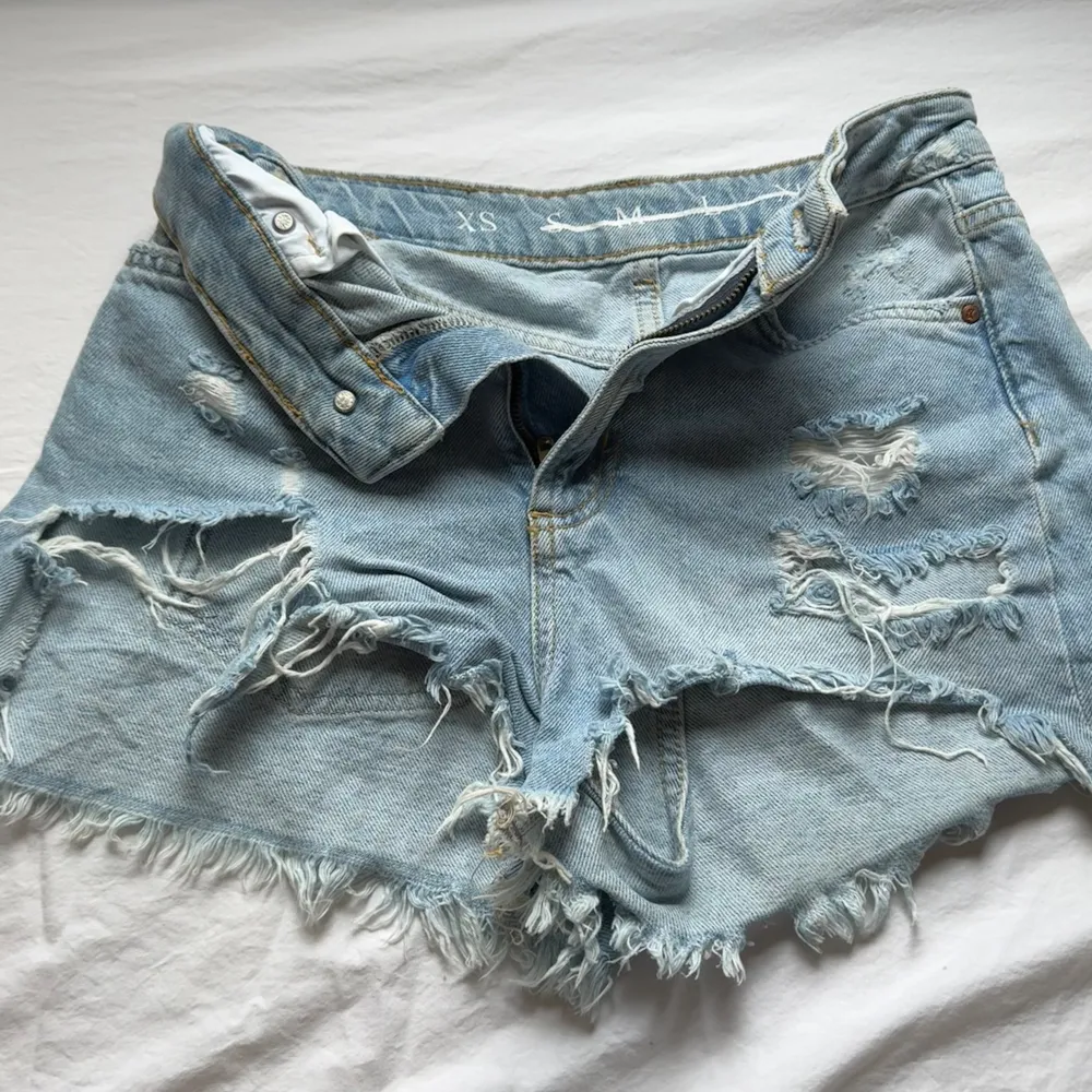 Säljer nu dessa jeansshorts en ifrån bikbok då de inte passar mig, bra skick. Vid mer information, vänligen kontakta via DM!. Shorts.