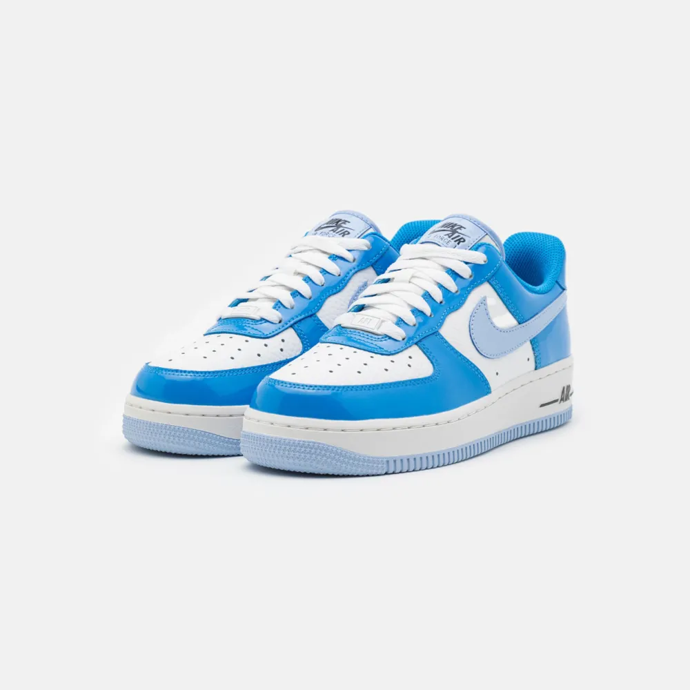 Nike air force knappt använda endast lite smutsiga, tvättas innan de säljs🩵 dam modell storlek 40. Skor.