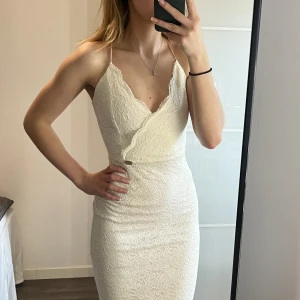 Vit spetsklänning - Använd 1-2 gånger, storlek 36 från Chiara Forthi, på Bubbleroom. Jag är 164 för referens och bär ofta storlek XS-S/34/36