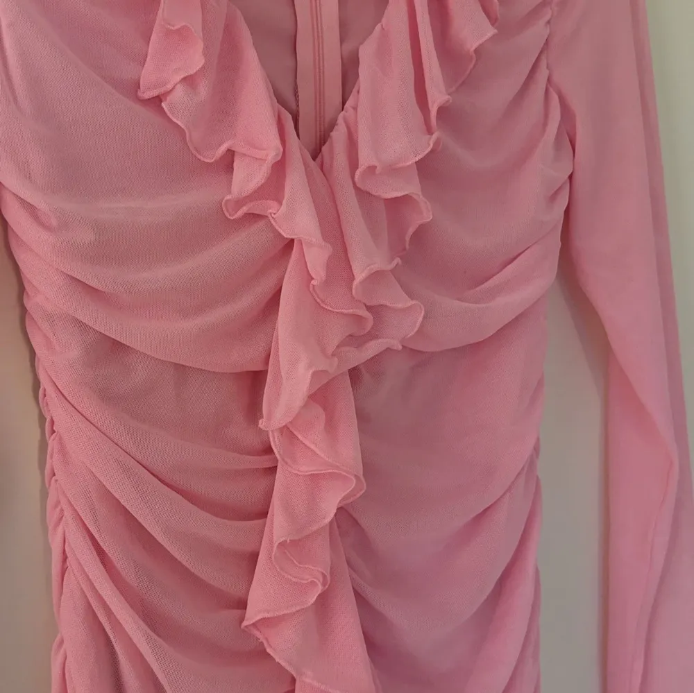Rosa klänning från NELLY som är perfekt till sommaren,midsommar,avslutningar🩷 Den är i jätte bra skick då den bara är använd en gång, storlek S🎀Jätte fina volanger och klänningen sätter sig så fint på kroppen🎀  Skriv för fler frågor!. Klänningar.