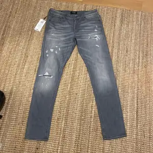 Jeans från Jack and Jones passform skinny Liam  Perfekt skick helt nya med lappen kvar 