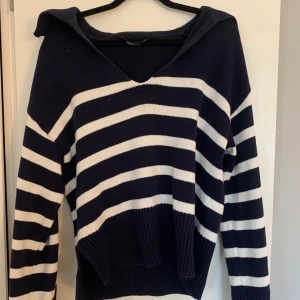 Stickad tröja - Stickad tröja med krage från ginatricot! Nyskick, knappt använd💕 strl XS.   Pris går att diskutera vid SNABB affär!🥰