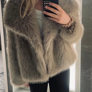 Jätte snygg jacka!! - Knappt använd så super bra skick!! Nypris 1300kr, säljer för 1099 då den knappt är använd men vid snabb affär kan jag gå ner i pris💕