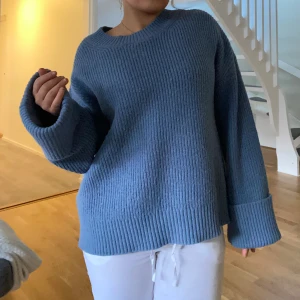 Blå stickad från only - Den är i XLmen sitter som M! Jag har vanligtvis xs/s som ”preferens” den har uppvikta ärmar😍 jätteskön och fin men kommer inte till användning, använt den en gång bara😊