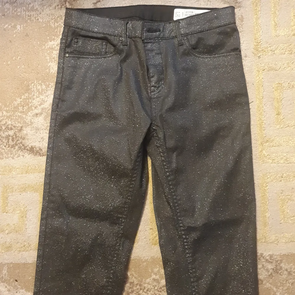 Spuer skinny git medium waist storlek 36 som nya märke esmara Jätte glittinga. Jeans & Byxor.
