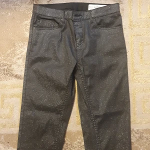 Svarta med massa glitter jeans - Spuer skinny git medium waist storlek 36 som nya märke esmara Jätte glittinga