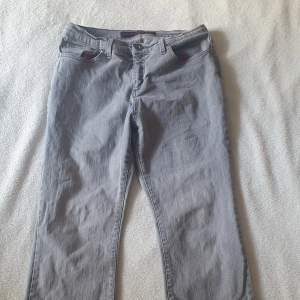 Söta gråa jeans med ett hjärta på högra bakfickan! 💞 Säljer då de är för korta för mig som är 171! Står ingen storlek men skulle säga typ S-M, rätt så stretchigt matrial! 🥰