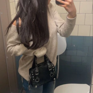 stickad tröja/kofta - i strl S🤍🤍