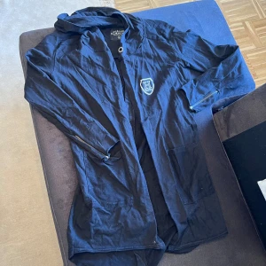 Adrian hammond lång kofta  - Väldigt lång kofta 