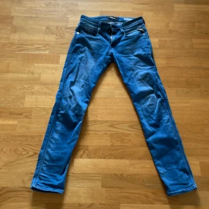 Replay Jeans - Ett par Replay anbass i storlek 29/32 skick 9,5/10 använda två gånger. Hör av er om du vill ha fler frågor