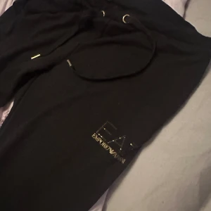 Armani byxor  - Snygga byxor från Armani använd 3 gånger. 