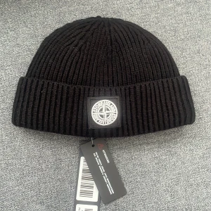 Stone island mössa - Tjena, säljer nu en oanvänd stone island mössa. Den är lite mindre i storleken så sitter lite mer som en sotarmössa. Skriv om ni undrar något