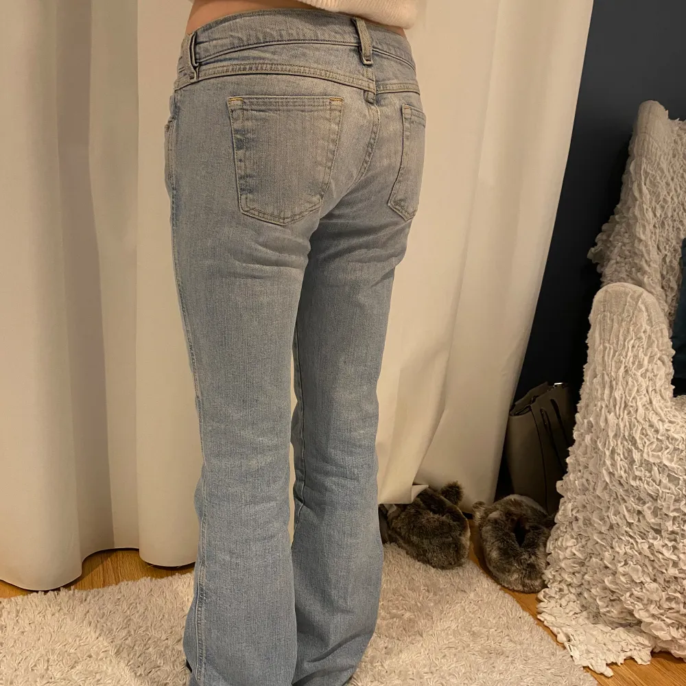 Säljer ett par suupersnygga ljusblå vintage diesel jeans som är lågmidjade. De har små defekter i grenen men absolut inget som märks. Midjemåttet rakt över är 38 cm! Skriv om det finns funderingar! 🥰. Jeans & Byxor.