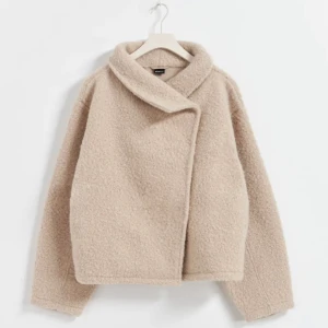 Vårjacka från Gina - Säljer världens finaste vårjacka från Gina. Har använts väldigt lite och är i nyskick💕  Storlek M, men passar nog S väldigt bra också då modellen är lite kortare.  Säljer för 300kr (orginalpis 599kr)💕  Skriv till mig om ni är intresserade!