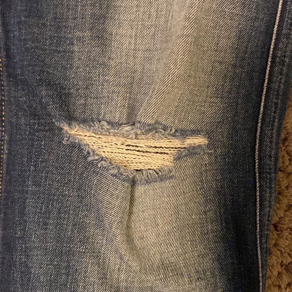 Sjukt snygga Ripped Replay jeans i modellen anbass | Storleken är M, måtten är  41 cm på midjan och längden 102cm | Skicket är mycket bra dem är använda två gånger | Hör av er vid frågor! . Jeans & Byxor.