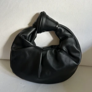 Väska - En fin bottega inspirerad väska. Helt ny och oanvänd. 