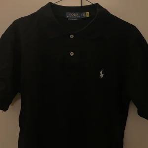 Ralph Lauren pike - Svarf Ralph Lauren pike i storlek S. Knappast använd pågrund att den varit lite stor. Skriv gärna frågor vid funderingar, priset är ej hugget i sten.