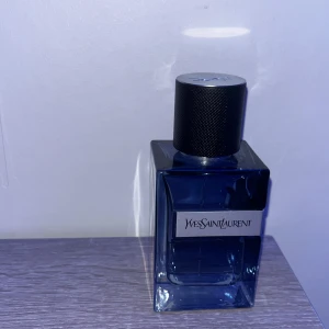 YSL Y EDP - Säljer en av mina favoritparfymer till sommaren, Yves saint Laurent Y!  Nypris: 1400 på Åhlens   Det är 55-60% kvar och det är 60 ml från grunden Betala helst med swisch och hör av er om ni har några funderingar!