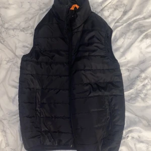 väst - som ny använd fåtal gånger, storlek XS. köpt på sportshoppen för 300kr men säljer för 100kr skriv om fler bilder önskas 💕