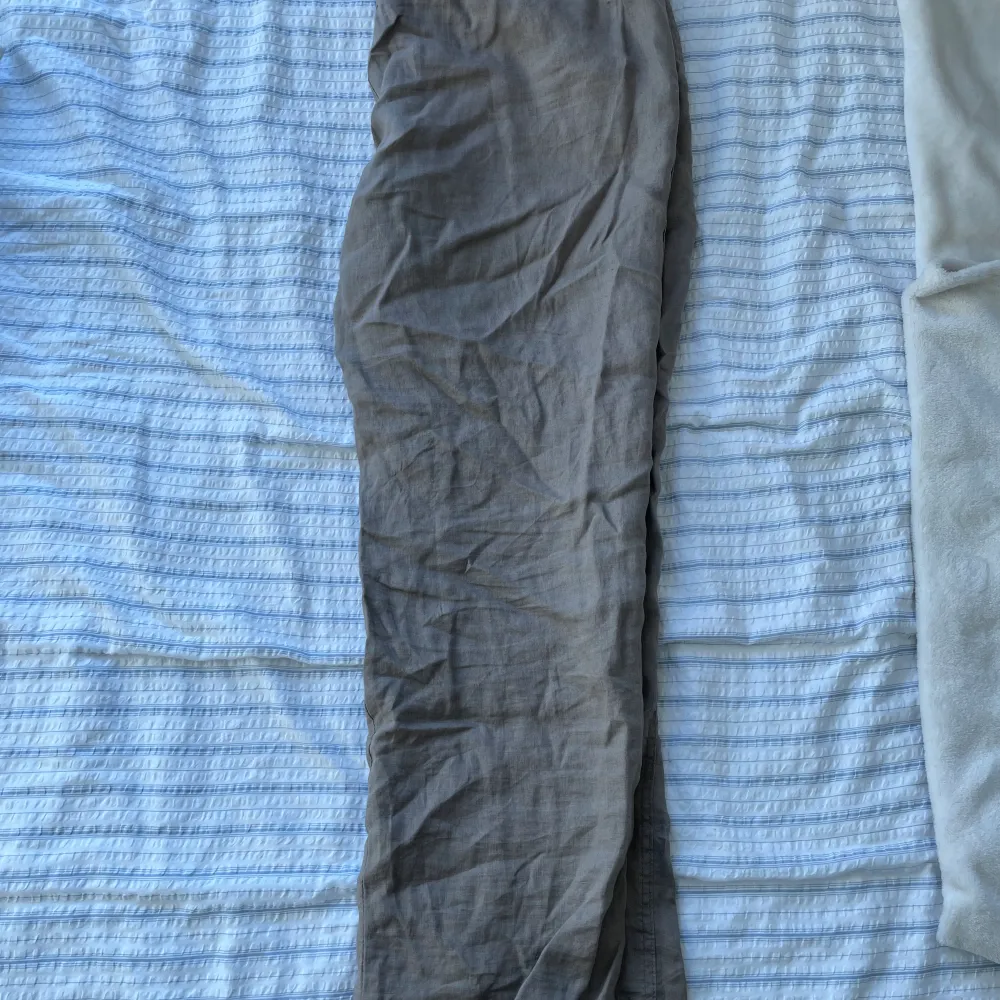 Linnebyxor från hm i mörkbrun/beige aktig förg. Fett skrynklig men bara kegat i garderoben å aldrig använts nästan.  Skick:8/10. Jeans & Byxor.