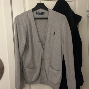 Ralph lauren kofta - Tjena säljer nu min Ralph lauren kofta eftersom den har blivit för liten. Den är i storlek S och är i fint skick! Nypris 1300kr mitt pris 350. Hör av er vid fler frågor och funderingar!!!