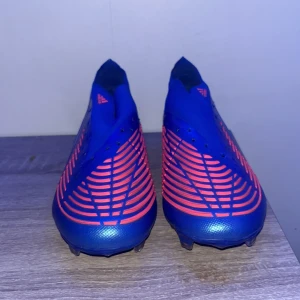 Adidas Preditor edge 2 - Säljer mina Fotbollsskor som är i 9,9/10 skick! Köpte de för 3050. Använda på konstgräs 1 gång. De går att använda på både äkta och konstgräs. Betala helst med swisch och kontakta gärna om ni har några funderingar eller om ni vill pruta om priset!