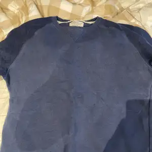 Marin blå Jack and Jones tröja i L Lite urtvättat och en mindre L så passar runt M