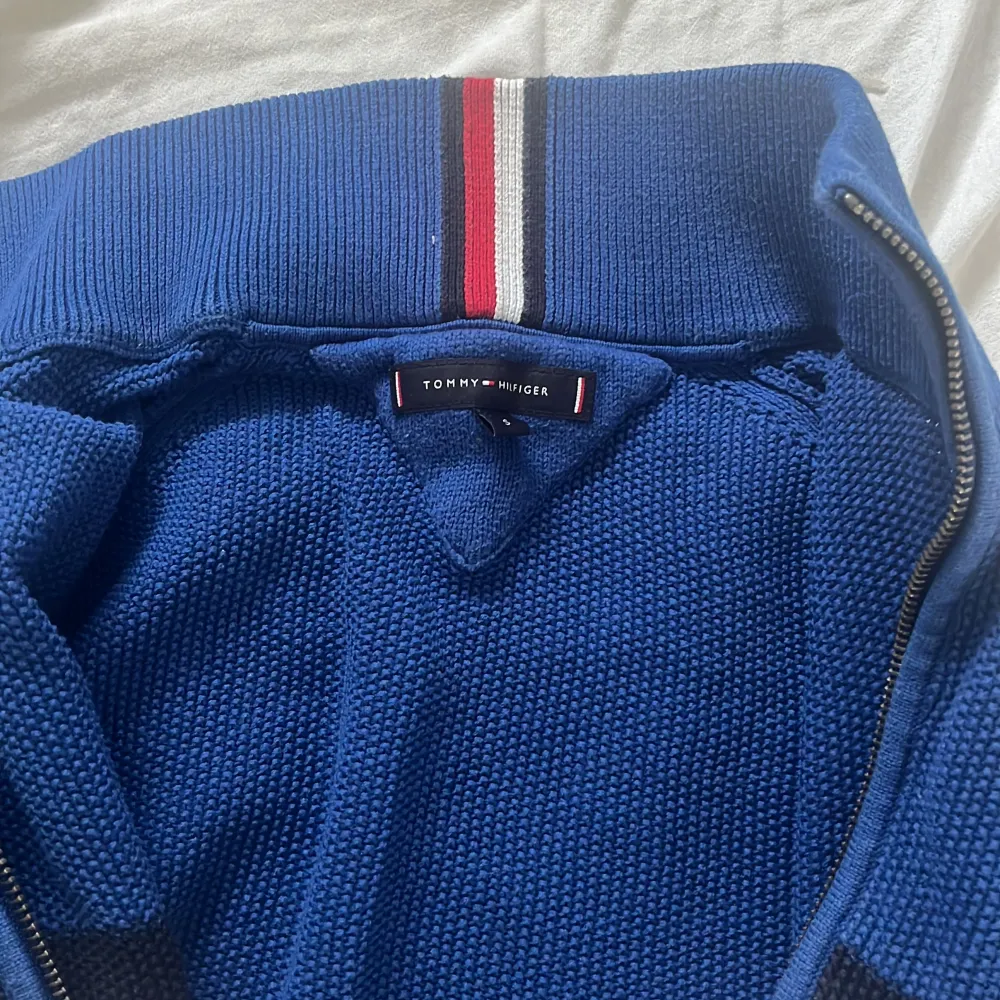 Tja, säljer riktigt schysst Hilfiger zip, använd 1 gång så som ny . Tröjor & Koftor.