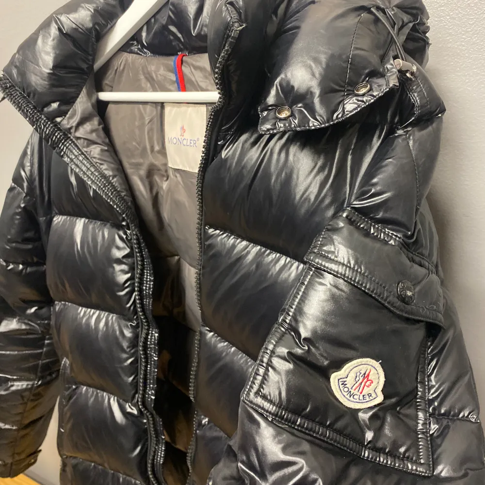 svart moncler maya, i ganska bra skick förutom att det finns två små hål. säljer pga att jag inte använder den längre . Jackor.