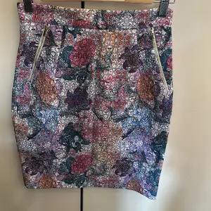 Säljer denna blommiga jätte fina kjol från hm i storlek 36