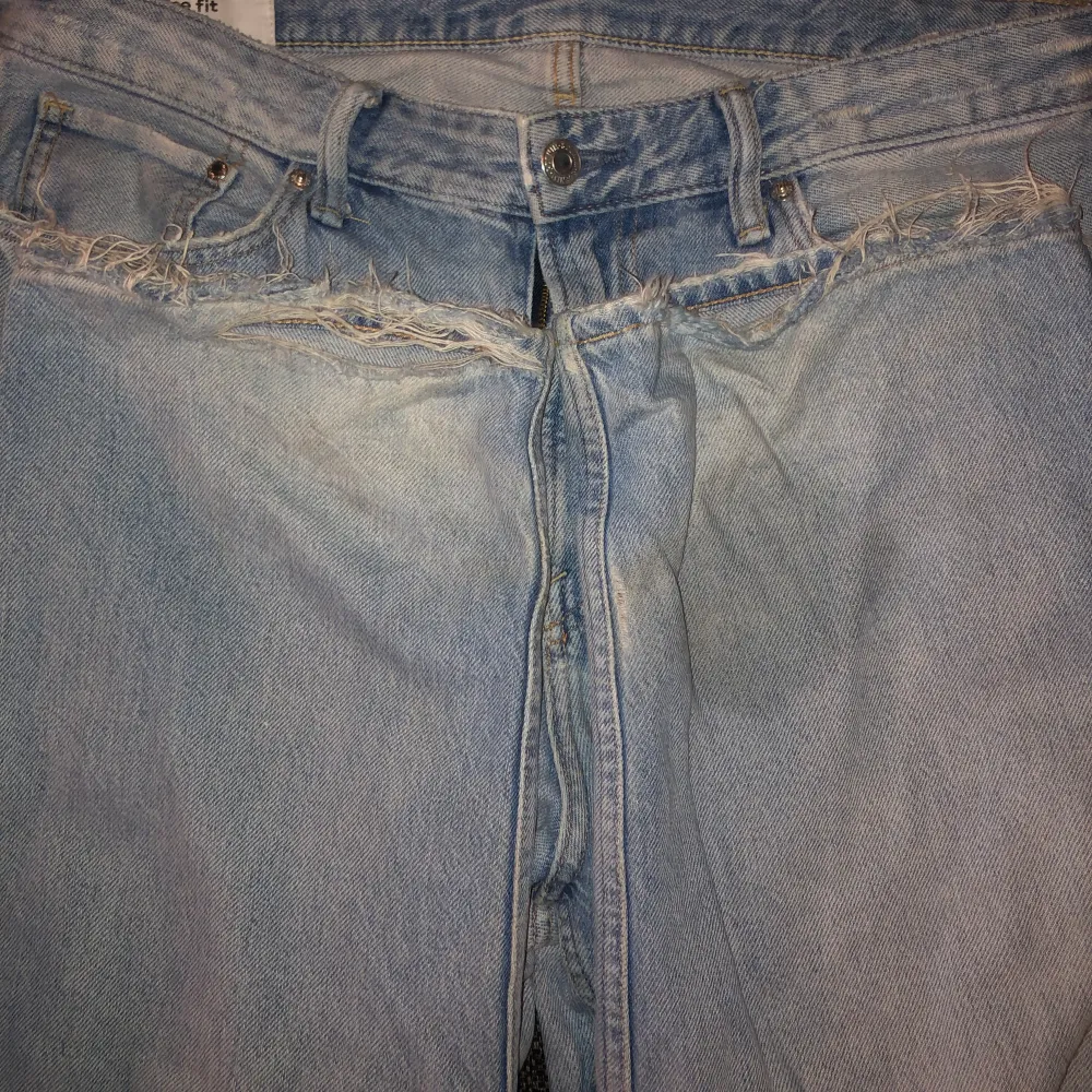 Blåa jeans från H&M🙌 Loose fit. Bra använt skick. Syns mest längst ner på benen.. Jeans & Byxor.