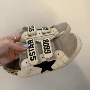 Golden goose - Säljer mina fina golden goose skor. Jättefint skick. Nypris 5000, köpta begagnat för 2300 och säljer för 1299🥰💞