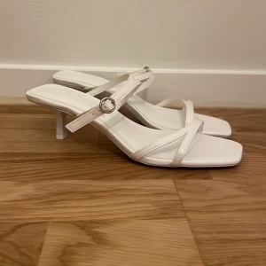 Låga klackar  - Låga vita klackar från hm i storlek 38🩷Nyskick🩷