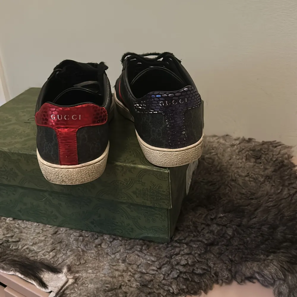 Gucci skor i väldigt bra skicka, andvända i Max 2 veckor. Storlek 41  Äkta, äktehetsbevis finns Priset kan diskuteras vid snabb affär. Skor.