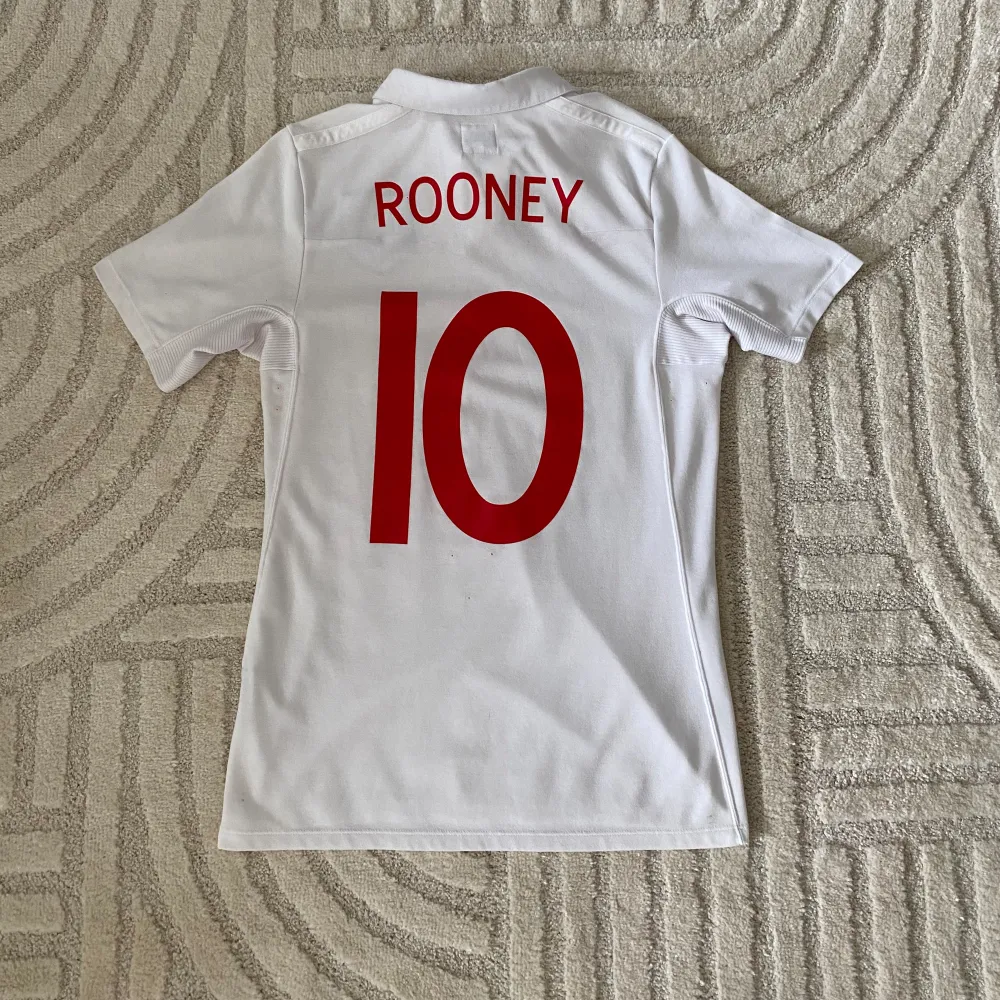 ORIGINAL ENGLAND HEMMA/ 2010 Wayne Rooney #10  STORLEK: S PRIS: 449 SEK   OBS! Produkten stryks innan den fraktas iväg. Vid köp eller funderingar kontakta oss.   Instagram: @beyondthekits EJ REPLIKA #england#umbro#rooney. Sport & träning.