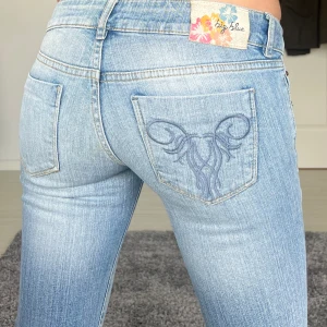 Lågmidjade jeans  - midjemått: 35.5cm rakt över, innerbenslängd: 77cm 💗 